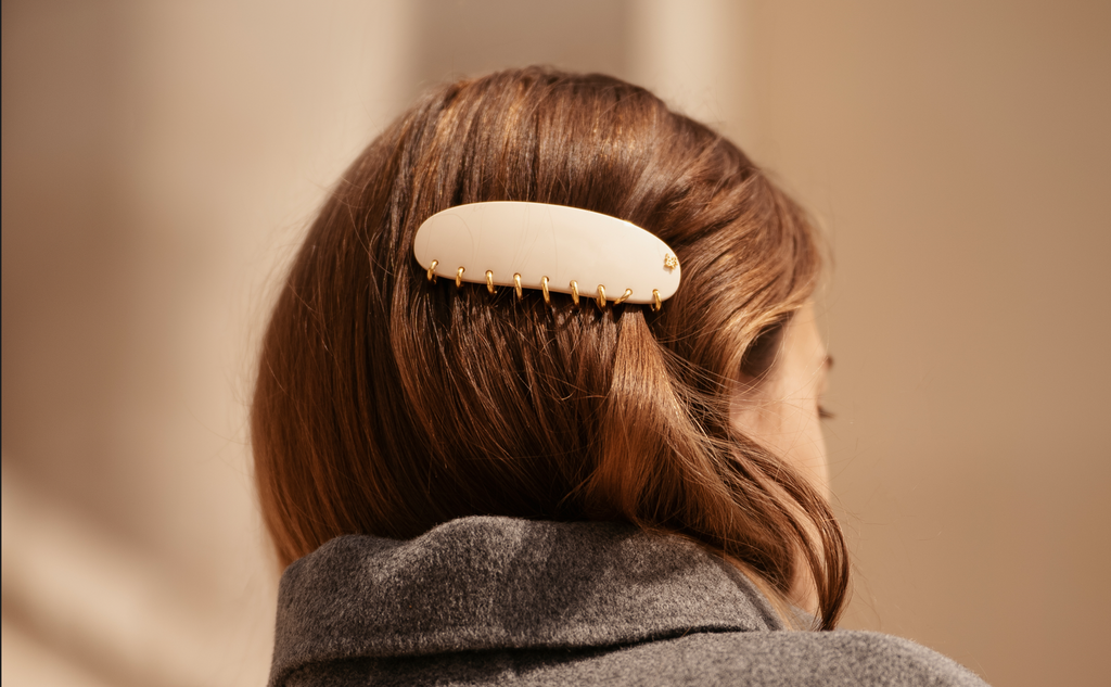 Femme a la fashion week portant une barrette à cheveux dans sa coiffure Mauliébris Paris