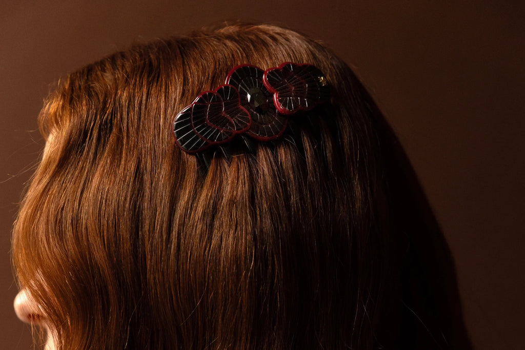 chevelure femme coiffée d'un peigne à cheveux 