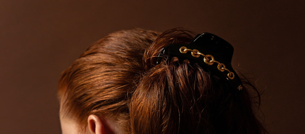 mannequin portant une pince crabe cheveux de luxe mauliébris 