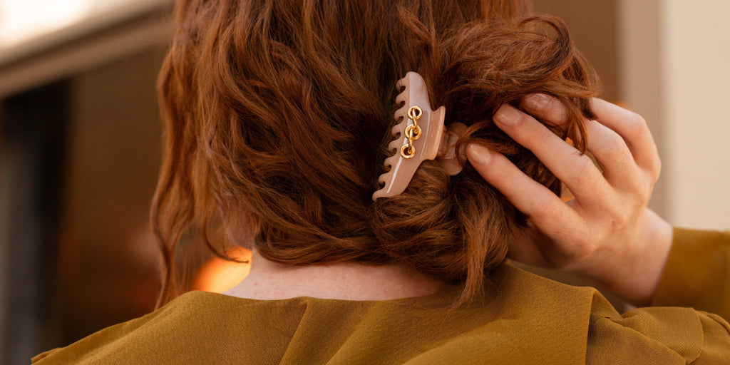 coiffure chignon tutoriel avec accessoire cheveux chic mauliébris 