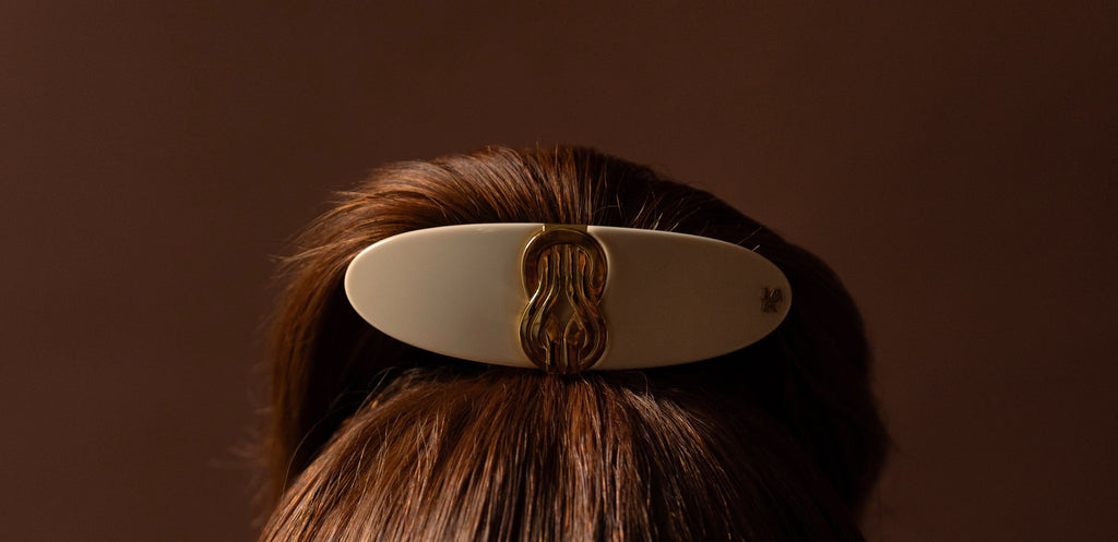 Femme rousse portant une barrette à cheveux Mauliébris Paris