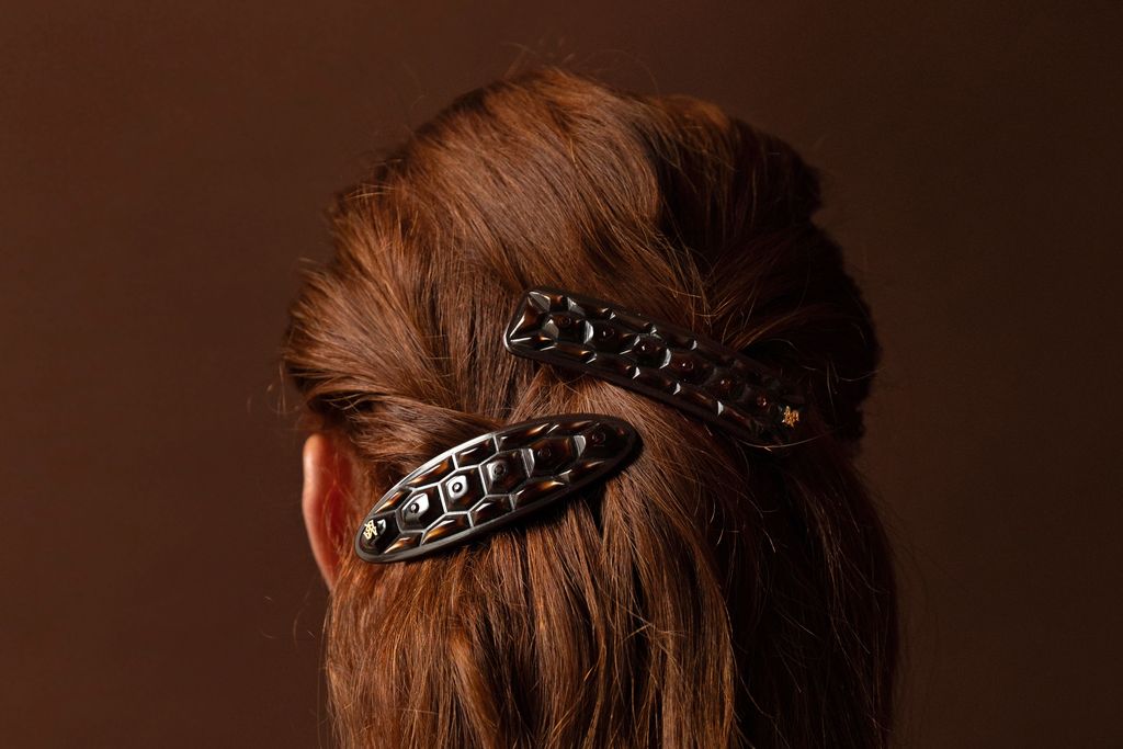 Collection d'accessoires de cheveux avec une finition de luxe de type carapaces déclinée sur des pinces, barrettes ou peigne.