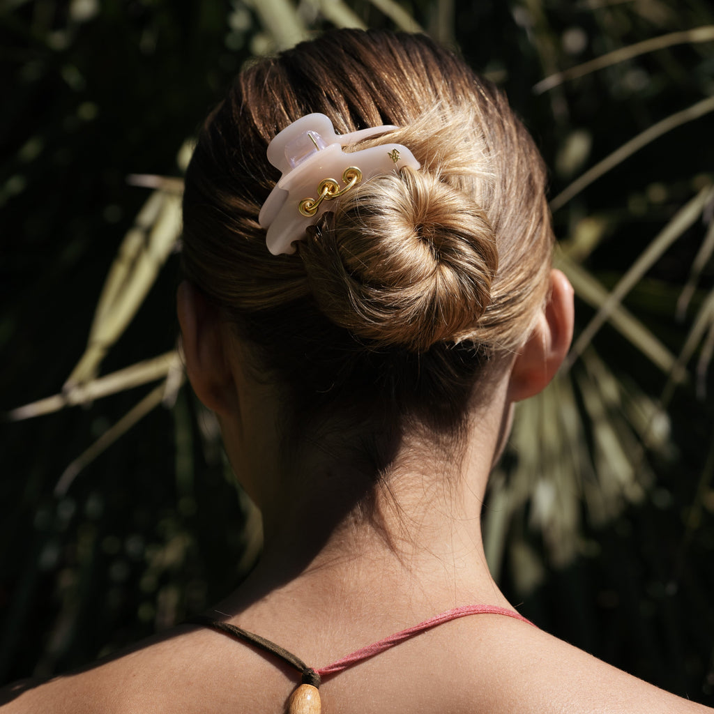 Coiffure chignon avec pince S à cheveux confectionnée en France auprès d'artisans luxe couleur Rose finitions Eyelets