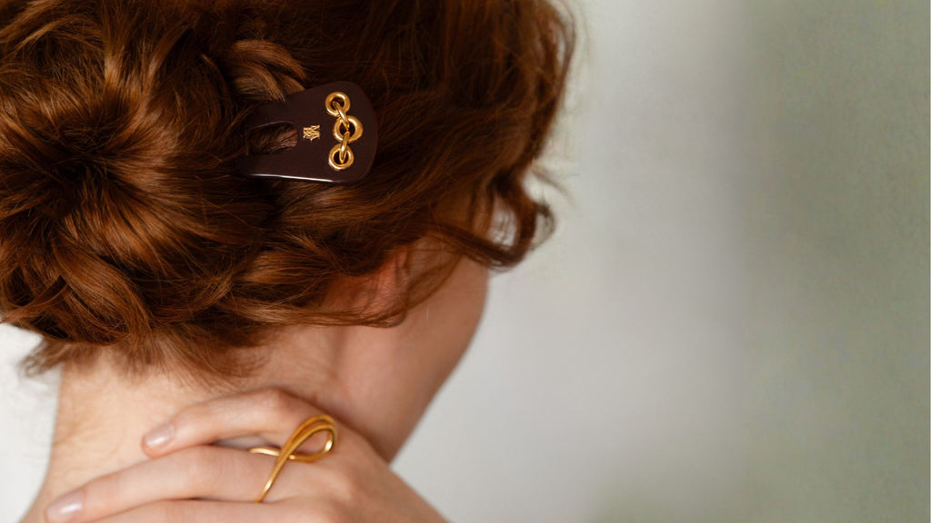 Coiffure chic en chignon avec un pic à cheveux de luxe Mauliébris Paris