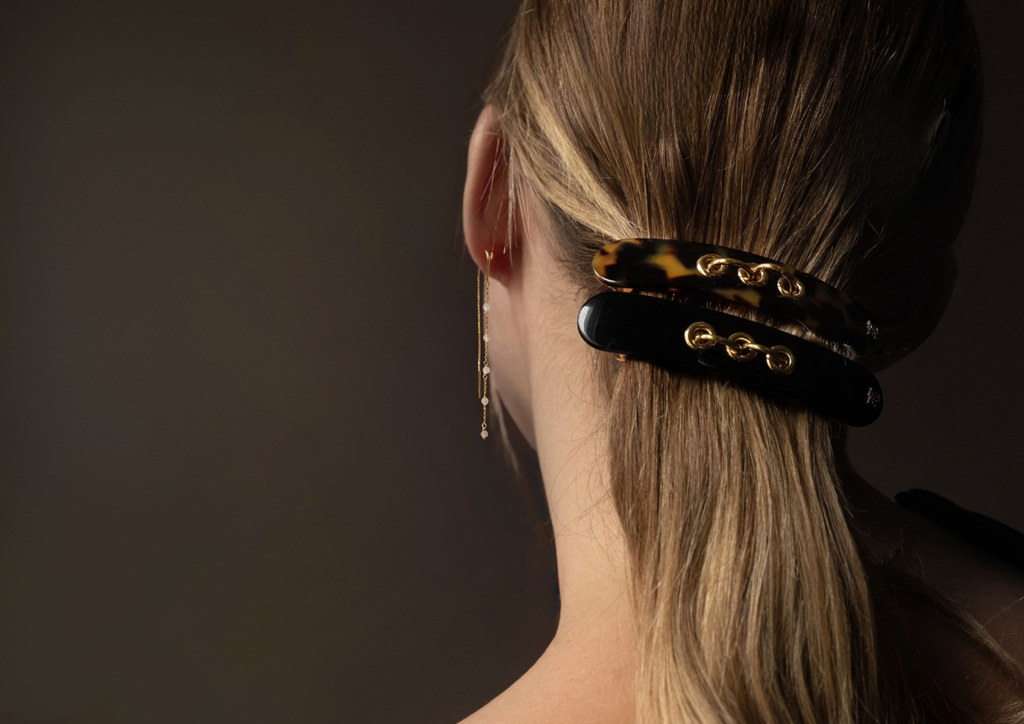 Coiffure chic de soirée en queue de cheval sur cheveux mi longs avec la barrette Eyelets Mauliébris Paris 