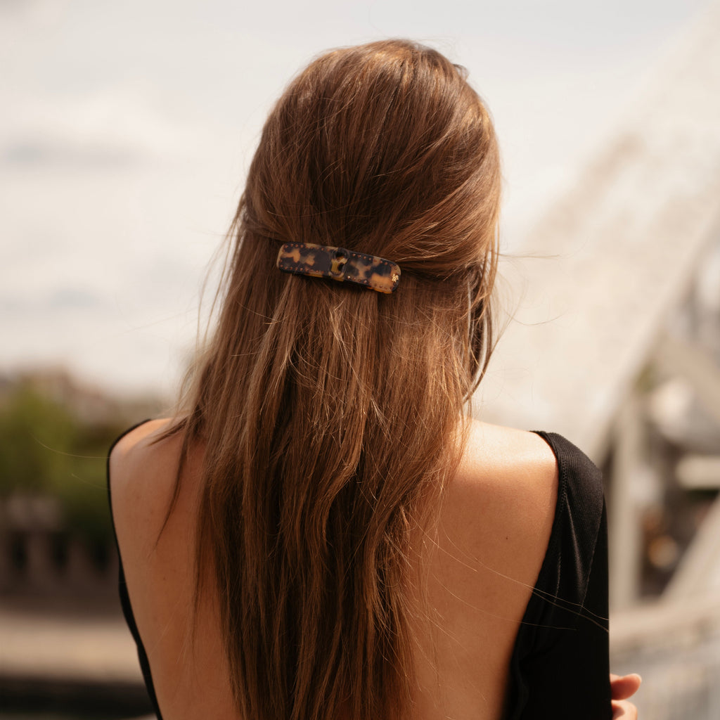 Coiffure chic en demi queue avec barrette cheveux luxe knot tortue mauliébris paris