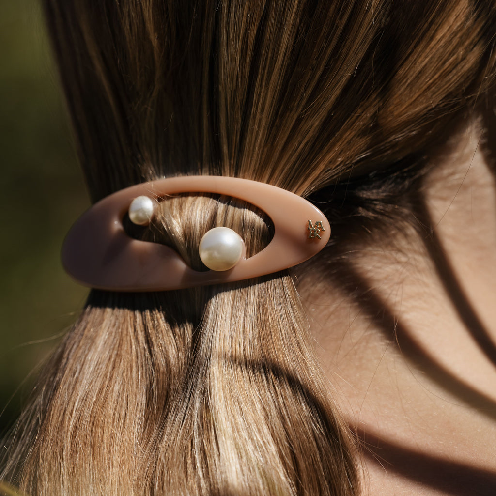 Coiffure chic en queue de cheval avec barrette cheveux de luxe Mauliébris Paris