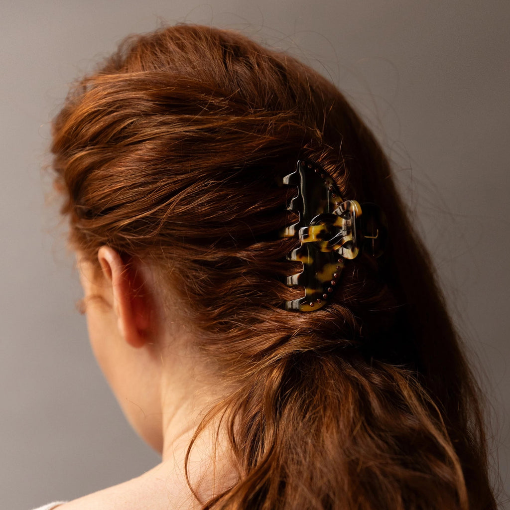 Coiffure chic avec pince à cheveux confectionnée en France auprès d'artisans luxe finitions Knot couleur Ecaille