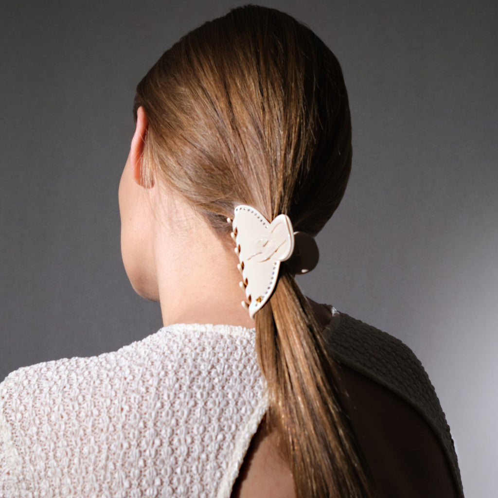 Coiffure chic en queue de cheval avec barrette cheveux luxe knot ivoire mauliébris paris