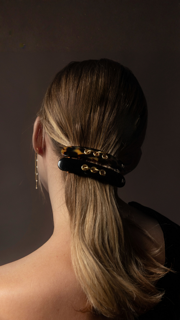 Coiffure chic de soirée en queue de cheval sur cheveux mi longs avec la barrette Eyelets Mauliébris Paris 