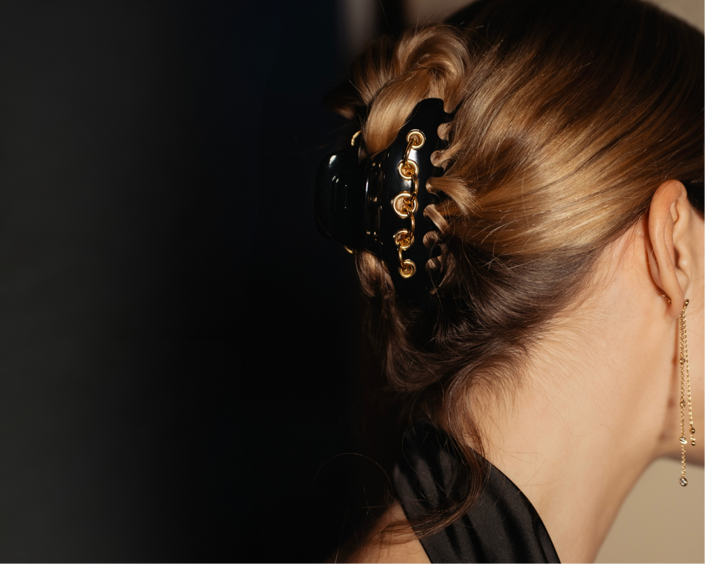 Coiffure chic de soirée en French twist  sur cheveux mi longs avec la pince Eyelets Mauliébris Paris 