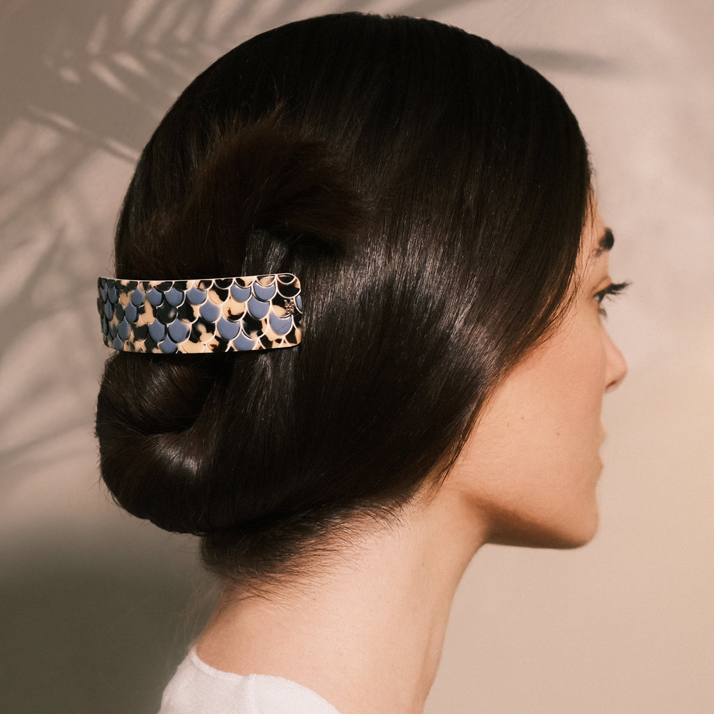 Coiffure cheveux chics en chignon avec une barrette cheveux de luxe Mauliébris Paris