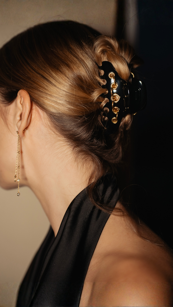 Coiffure chic de soirée en French twist sur cheveux mi longs avec la barrette Eyelets Mauliébris Paris 