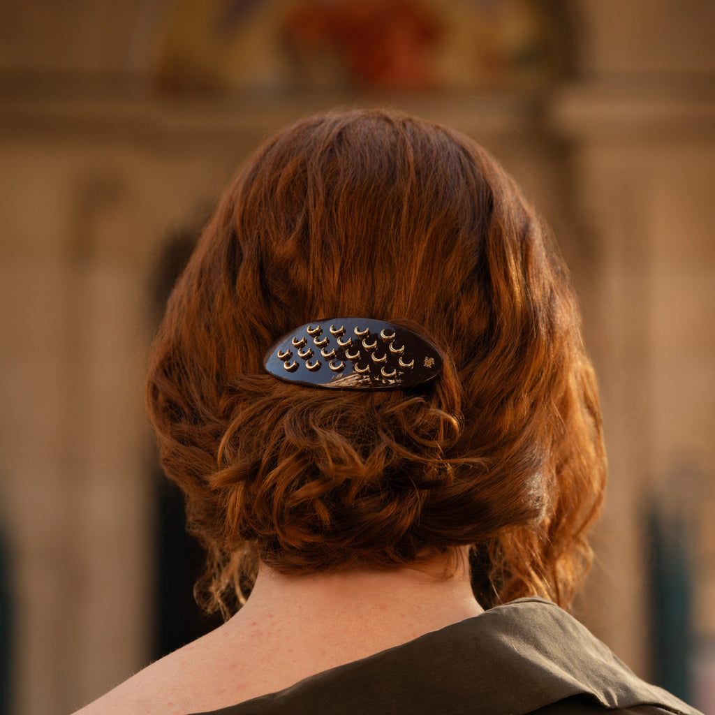 barrette cheveux de luxe Moon bordeaux mannequin