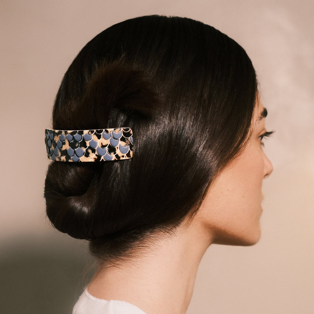 barrette_large_Eyelets_accessoire_cheveux_luxe_bordeaux mannequin2