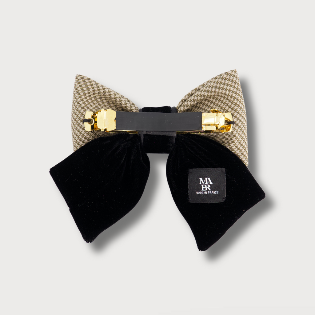 Vue de dessous de la barrette noeud à cheveux finitions haute couture made in france 