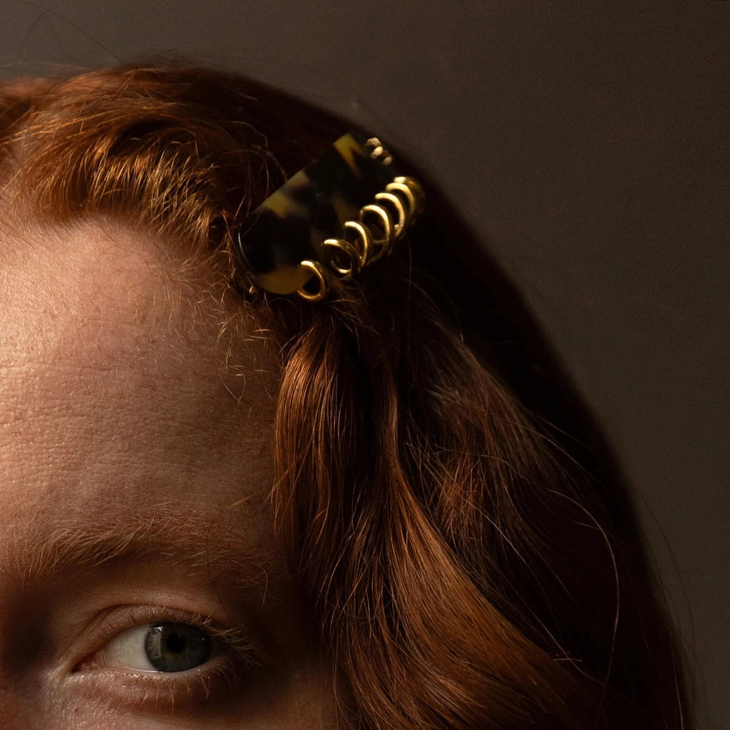 Coiffure chic avec barrette Fine à cheveux confectionnée en France auprès d'artisans luxe finitions Piercing couleur Ecaille