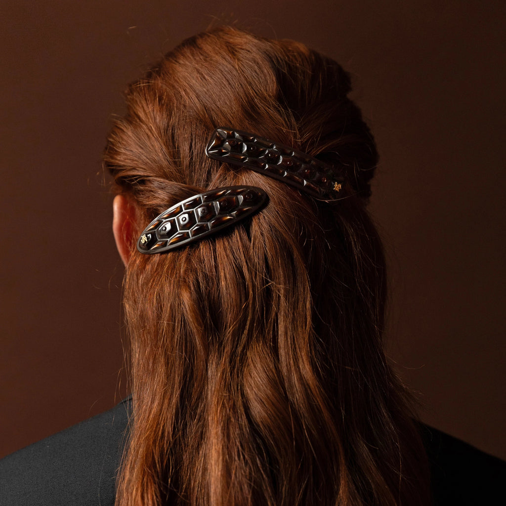 Coiffure de soirée avec barrette fine à cheveux finition Carapace de Couleur Marron confectionné en France auprès d'artisans luxe