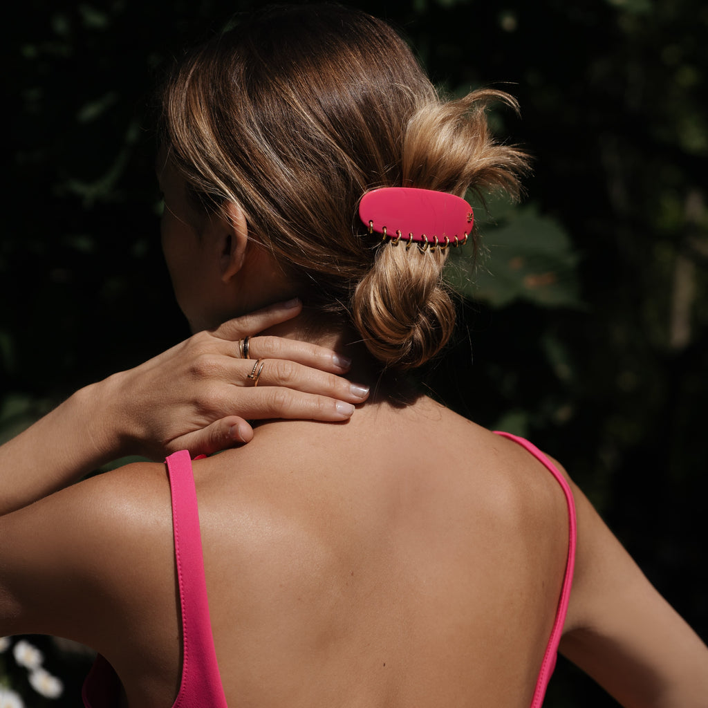 Coiffure chic avec Barrette à cheveux confectionnée en France auprès d'artisans luxe finitions Piercing couleur Pink