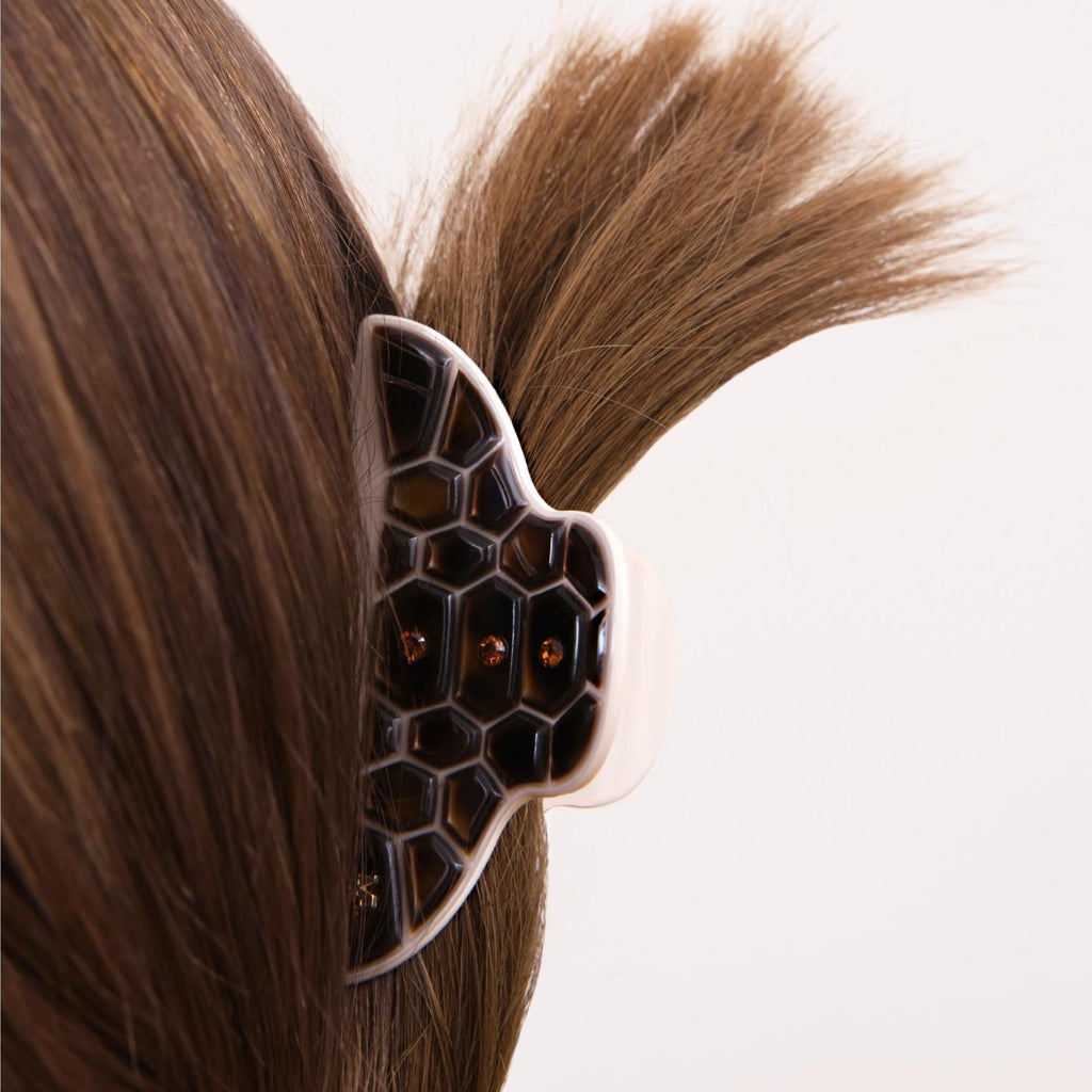 coiffure chic avec une pince cheveux luxe carapace beige mauliébris paris