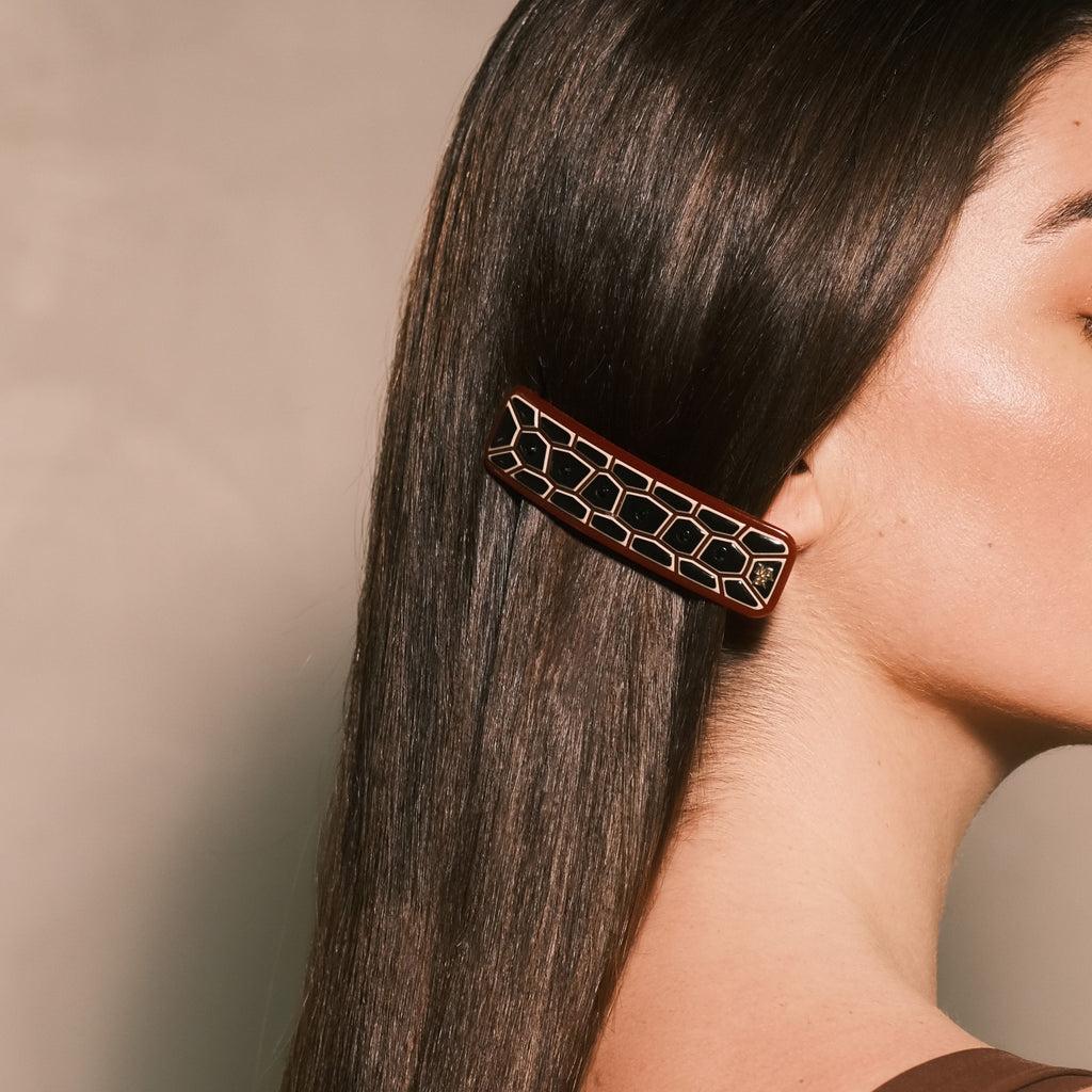 Coiffure chic lissée avec une barrette carapace accessoire cheveux de luxe made in france