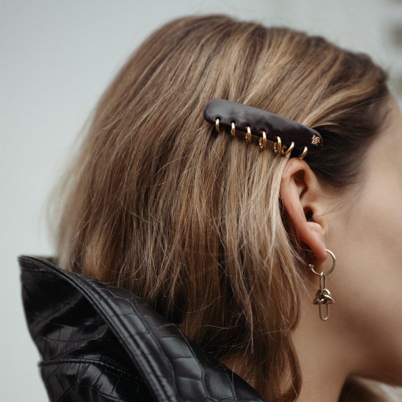 coiffure chic style parisien avec barrette cheveux luxe Mauliébris