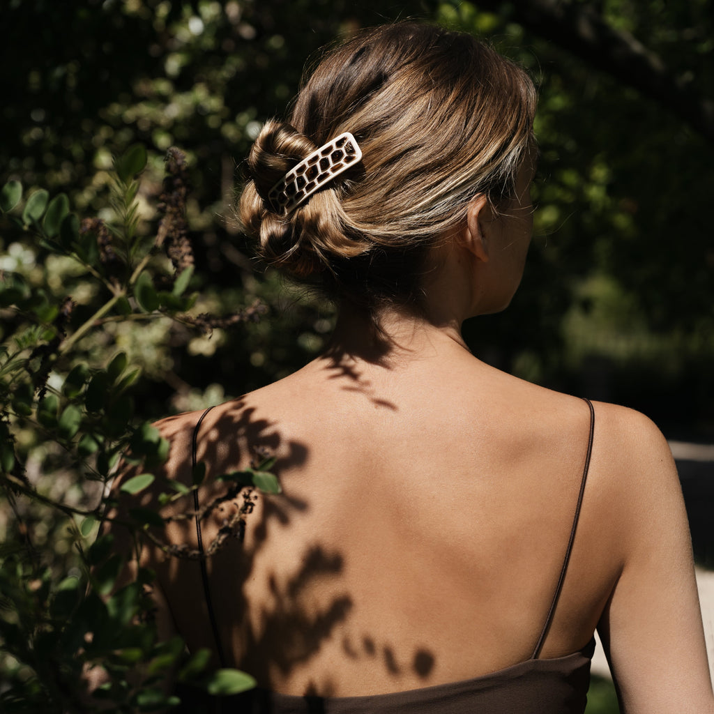 Coiffure chic en chignon avec une barrette fine à cheveux finition Carapace de Couleurivoire  confectionné en France auprès d'artisans luxe 
