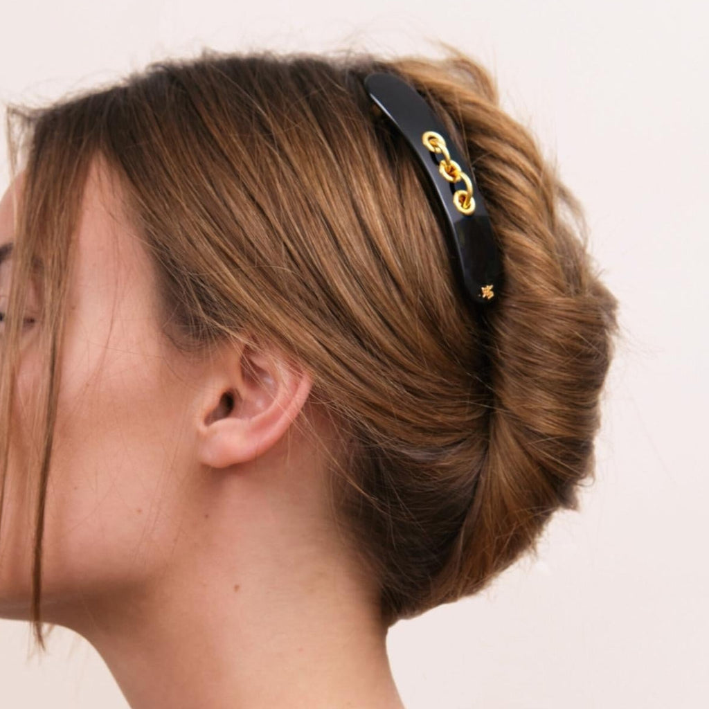 Coiffure chic en chignon banane avec une barrette fine à cheveux confectionnée en France auprès d'artisans luxe couleur Noire  et doré
