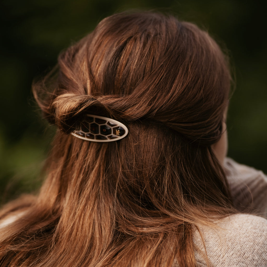 Coiffure chic en demi queue de cheval avec une barrette carapace made in france avec strass
