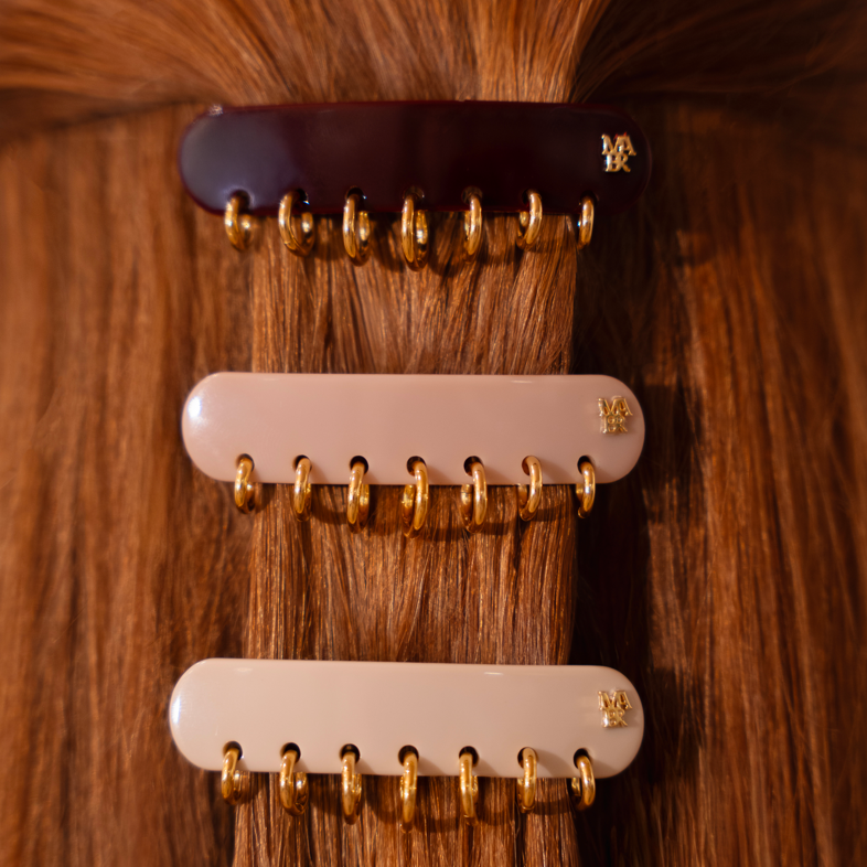 Coiffure chic en demi queue de cheval et accumulation de barrettes de luxe piercing mauliébris