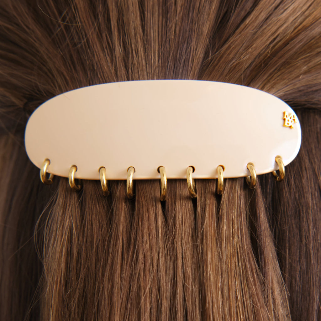 Coiffure chic en demi queue de cheval avec barrette cheveux luxe piercing ivoire mauliébris paris