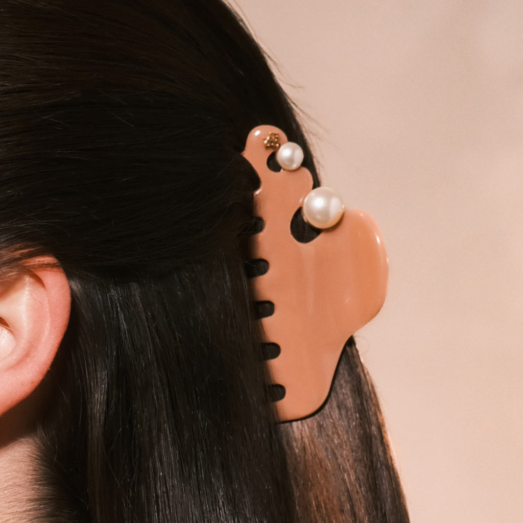 Coiffure chic en demi queue de cheval avec pince pearl made in france