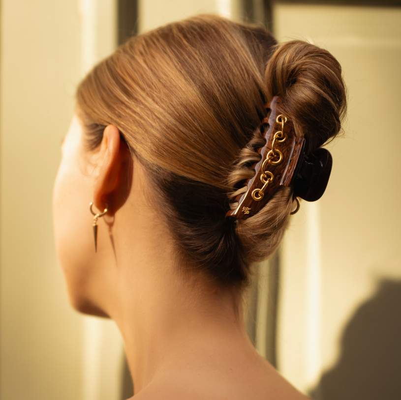Coiffure chic en chignon avec une pince à cheveux de luxe eyelets marron et dorée made in france