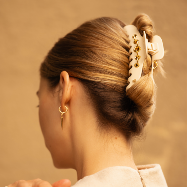 Coiffure chic parisienne avec une pince à cheveux de luxe Eyelets Mauliébris Paris