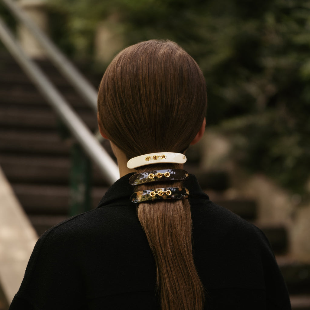Coiffure elegante en queue de cheval avec une barrette cheveux luxe eyelets mauliébris paris