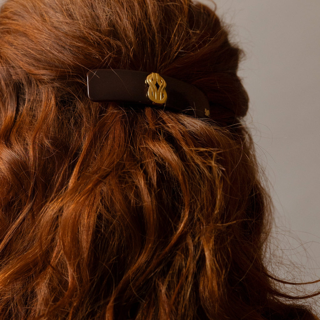 Coiffure en demi queue avec barrette cheveux luxe knot or laiton doré  made in france  bordeaux