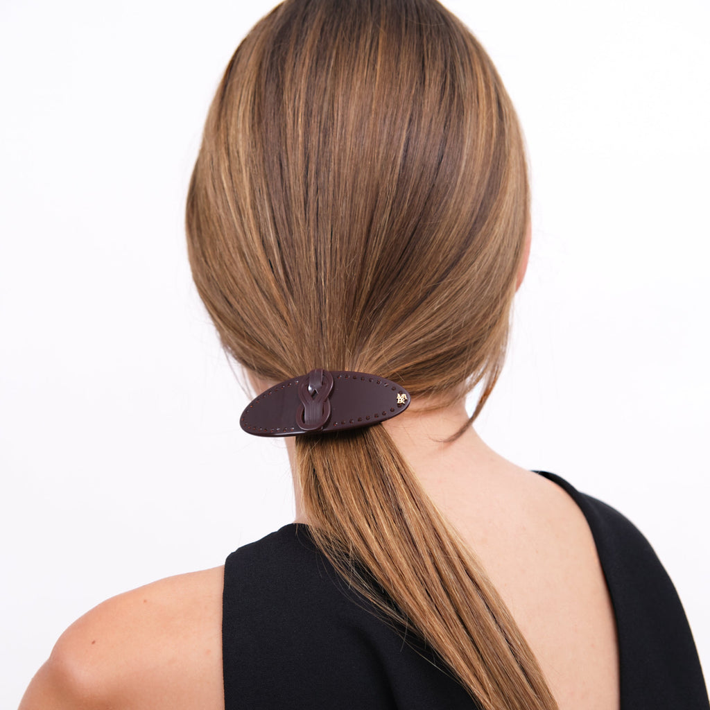 Coiffure chic avec barrette à cheveux confectionnée en France auprès d'artisans luxe finitions Knot couleur Lie de Vin