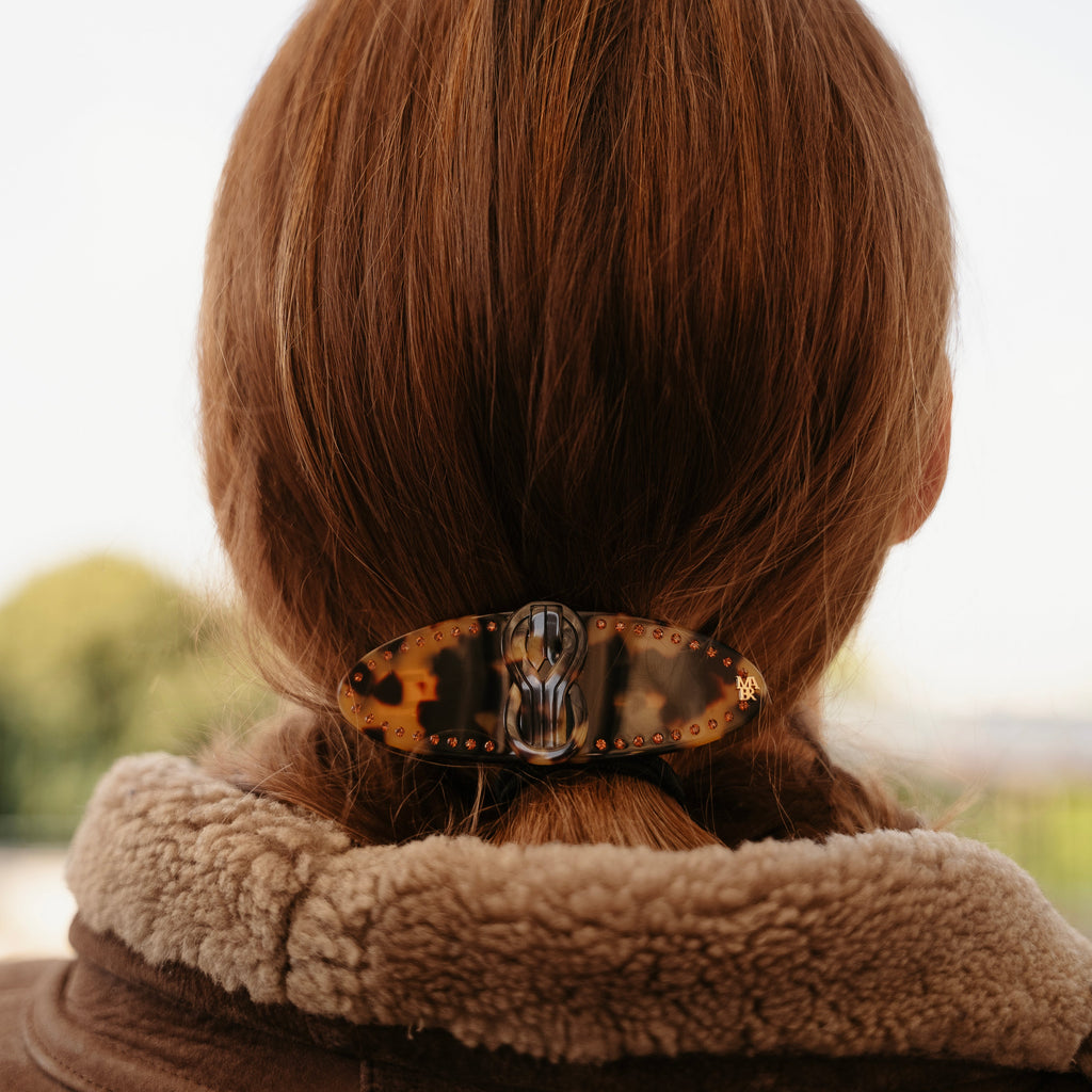 coiffure chic en queue de cheval avec barrette cheveux luxe knot tortue mauliébris paris