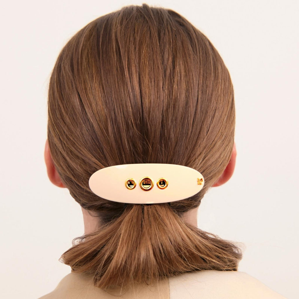 coiffure queue de cheval avec barrette à cheveux confectionnée en France auprès d'artisans luxe finitions Eyelets Only couleur Ivoire