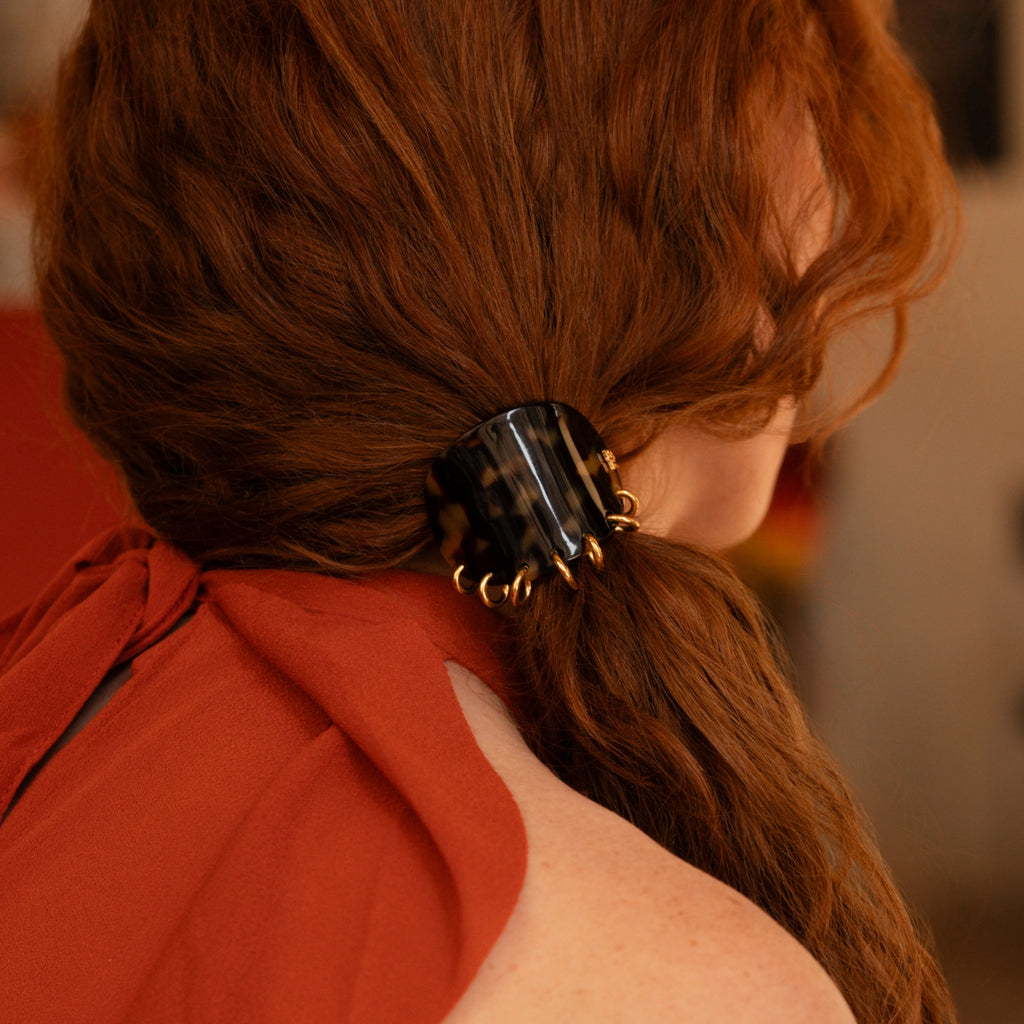 piercing_elastique_cheveux_accessoire_luxe_ecailles mannequin2