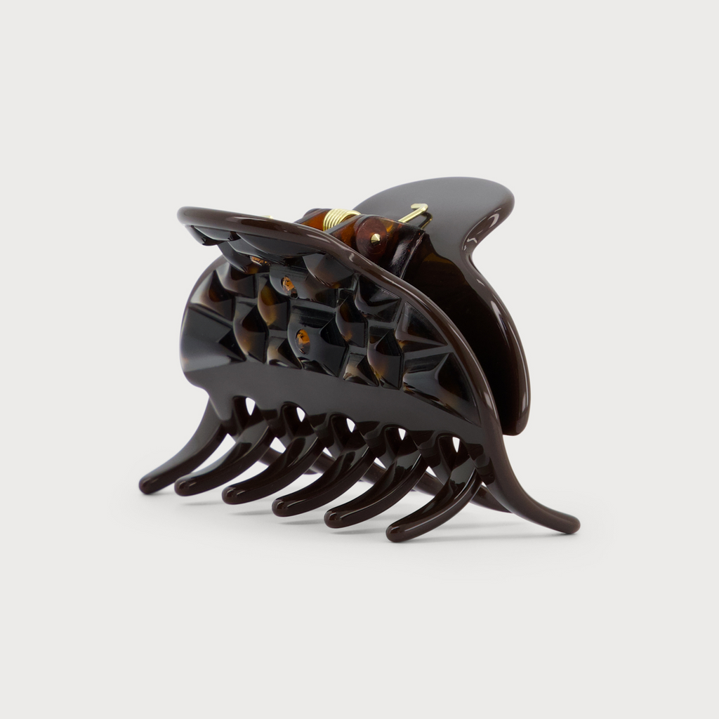 Pince à cheveux effet carapace confectionnée par des artisans luxe français couleur marron vue de profil avec strass