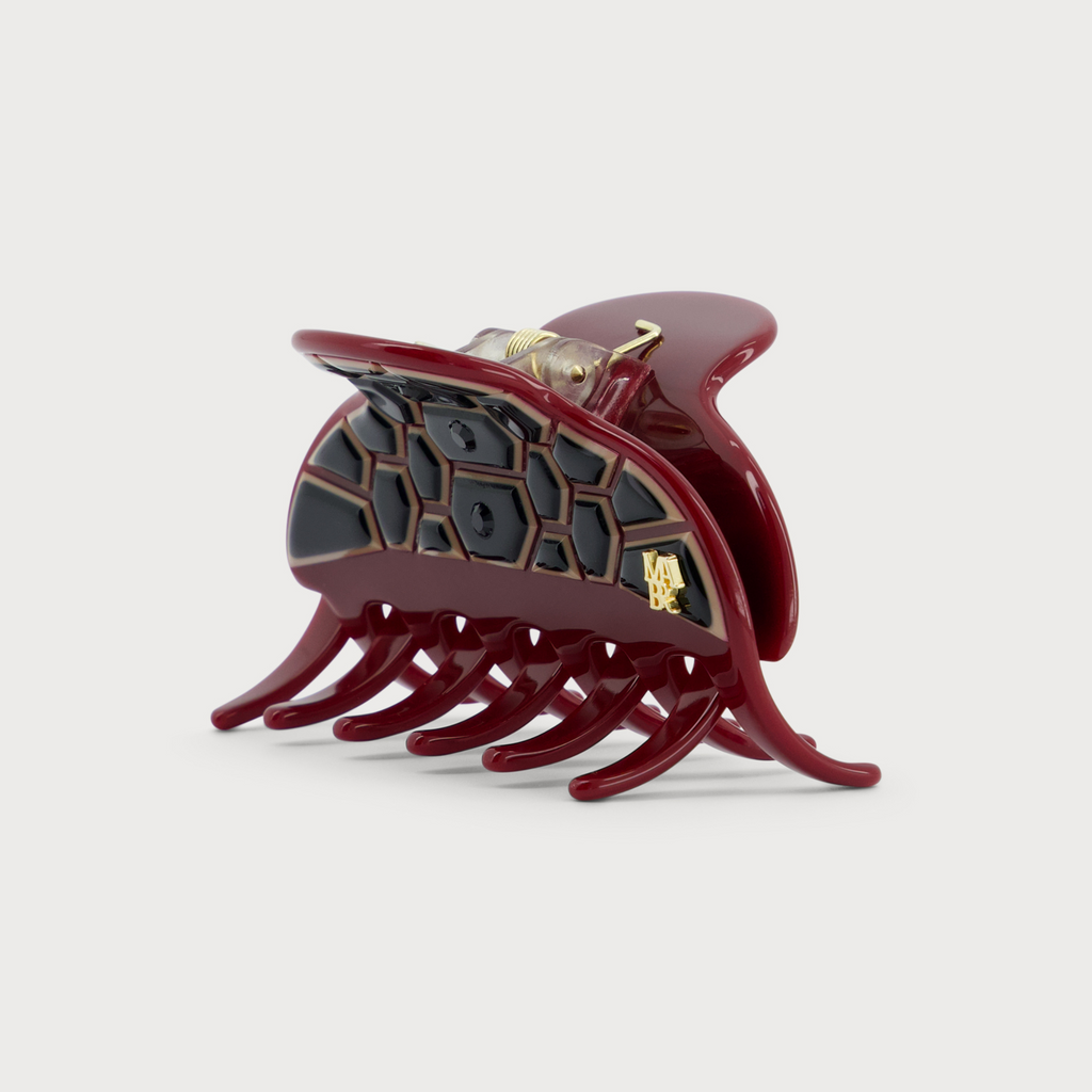Pince à cheveux effet carapace confectionnée par des artisans luxe français couleur rouge vue de profil avec strass