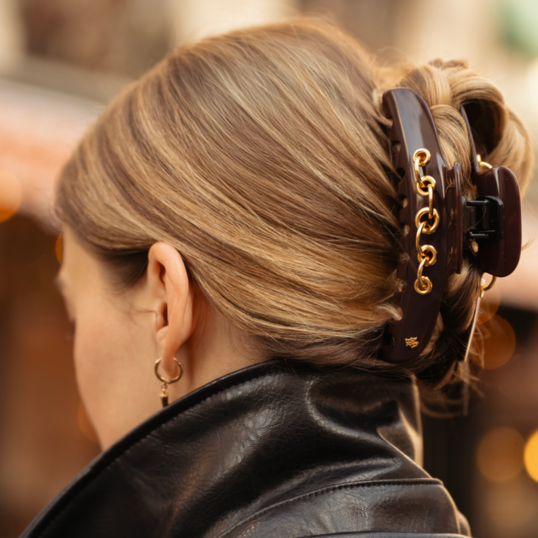 coiffure chic en french twist avec pince eyelets accessoire cheveux luxe bordeaux L 